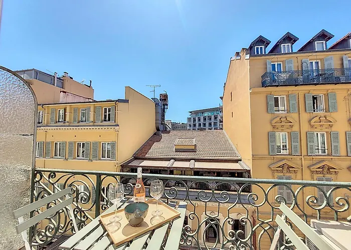 Nestor&Jeeves - City Trip - Central - Balcony