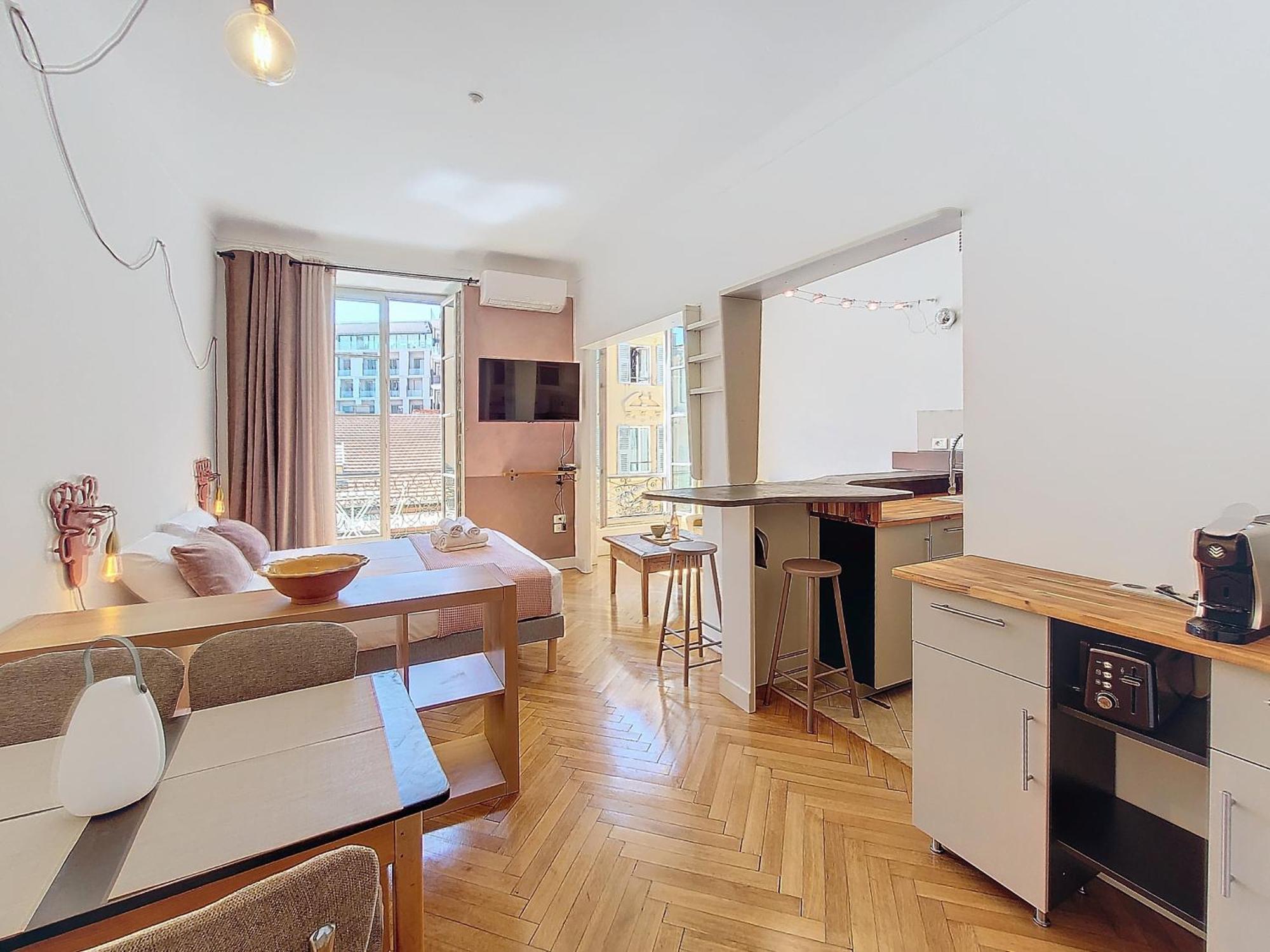 Nestor&jeeves - Trip - - Balcony Apartment *